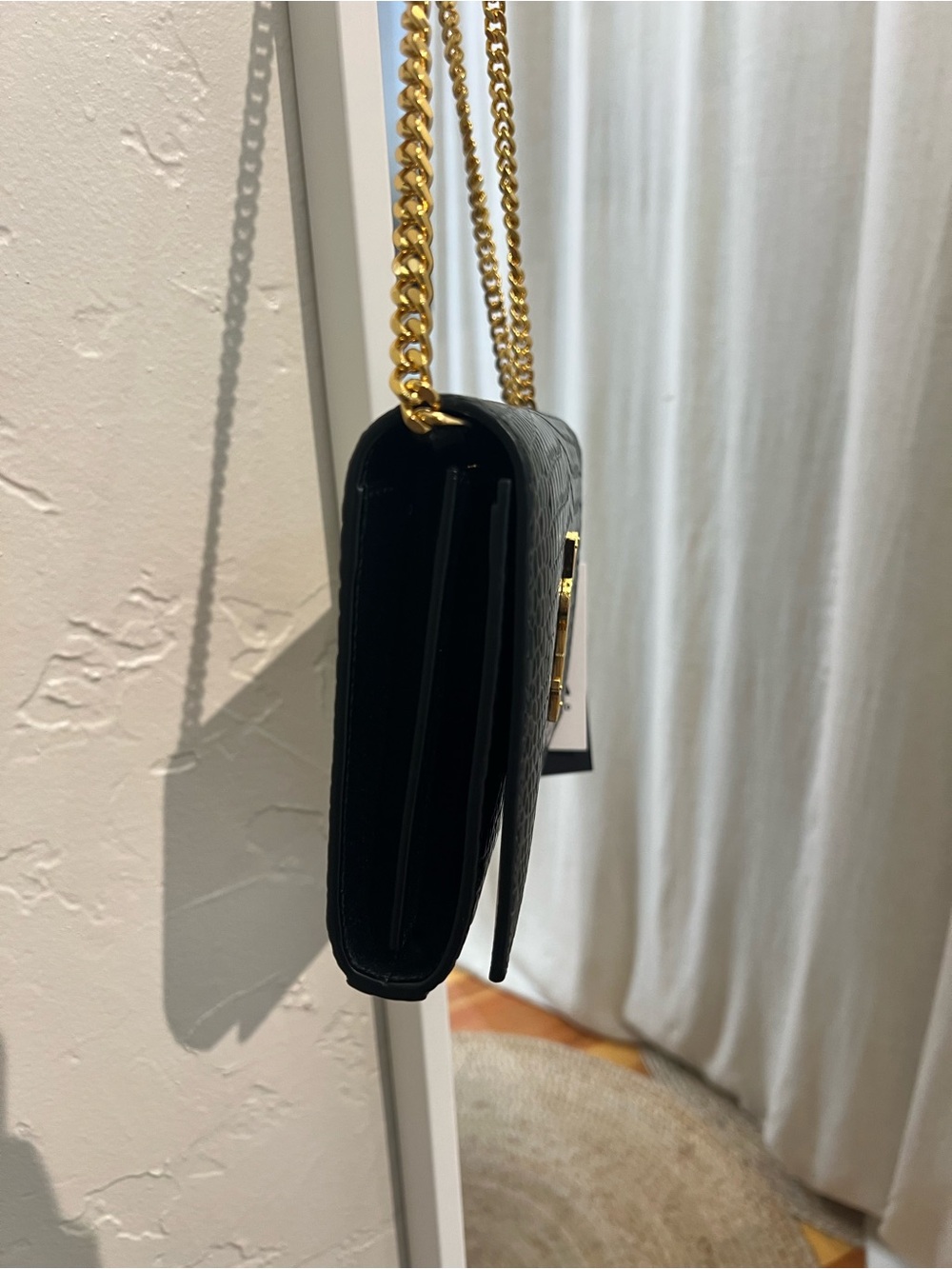 Cassandre Chain Wallet in Crocodile-Embossed Shiny Leather - Picture 4 of 7